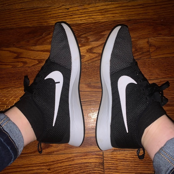 Womens like new Nikes! 🖤 - Picture 1 of 3